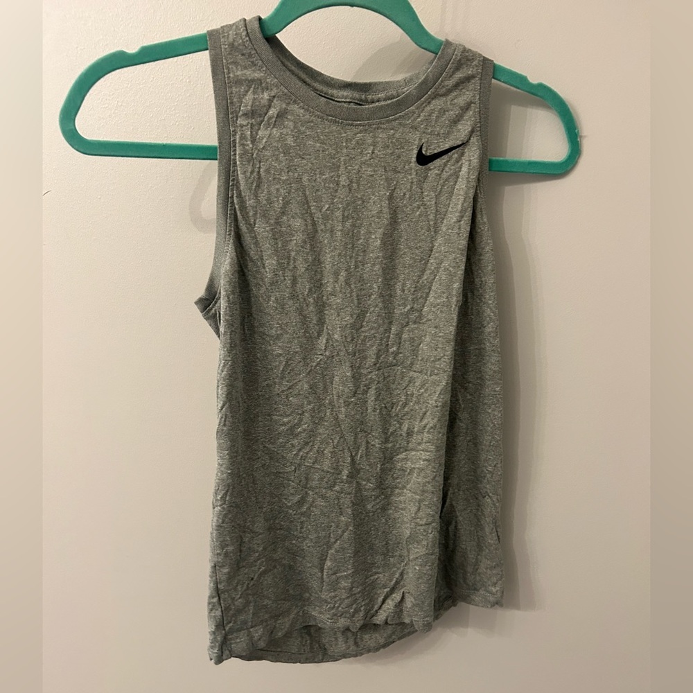 Size small in women’s. Brand is Nike.